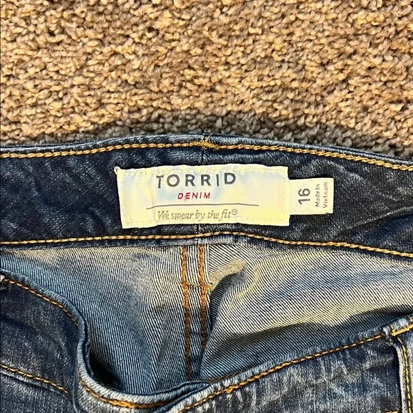 torrid Distressed Patchwork Cropped Jeans - Blue - Picture 2 of 3
